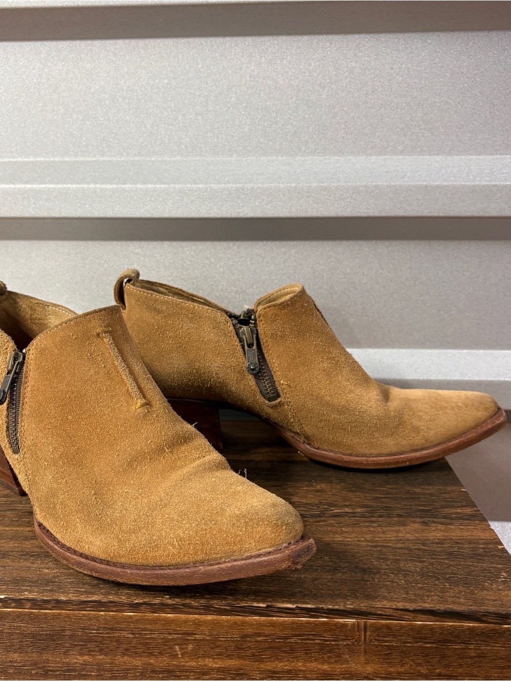 FRYE Women's 8.5 B Suede Western Ankle Boots Sand Tan Pointed Toe Zip Boots